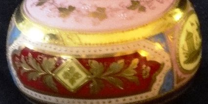 Amphora - Anfora Beehive with a small jar hand painted in gold, pink and yellow, and with a size of 6 inches high. Beehive con pequeña pieza pintada a mano con relieve de color...